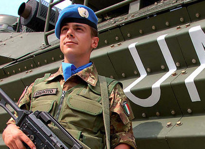 Casco blu italiano della missione Unifil2 (Libano). Sarebbe in pericolo in caso di intervento in Siria