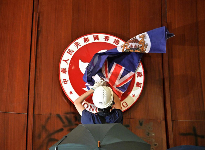 La bandiera britannica appesa nel parlamento di Hong Kong La bandiera britannica appesa nel parlamento di Hong Kong
