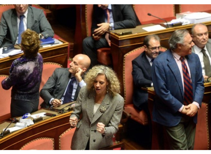 Monica Cirinnà esulta dopo l'ok del Senato alla legge sulle unioni civili