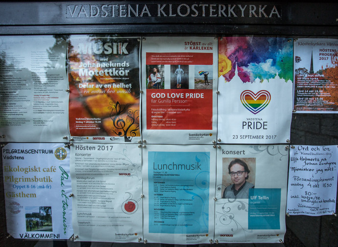 La bacheca della chiesa, tra concerti e pride (fotoservizio Daniele Calesisi)