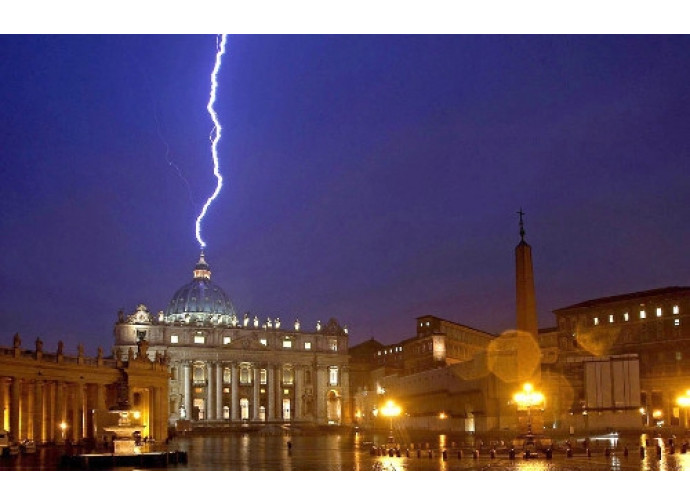 11 febbraio: fulmine sul Vaticano 11 febbraio: fulmine sul Vaticano