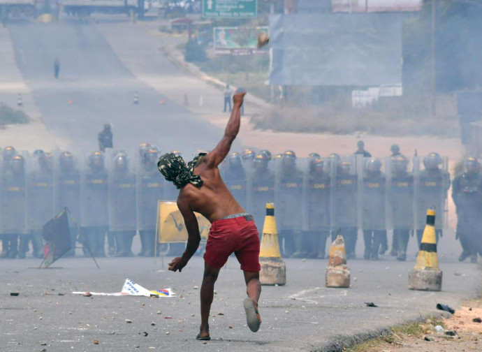 Venezuela, scontri al confine con la Colombia