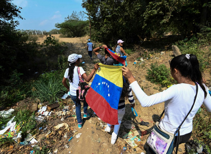 Marcia di attivisti al confine fra Colombia e Venezuela