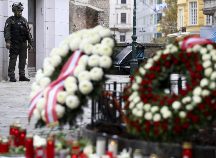 Vienna, militari e corone di fiori