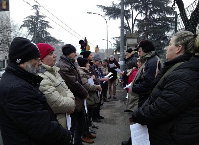 Il Rosario della Giovanni XXIII davanti all'ospedale di Bologna