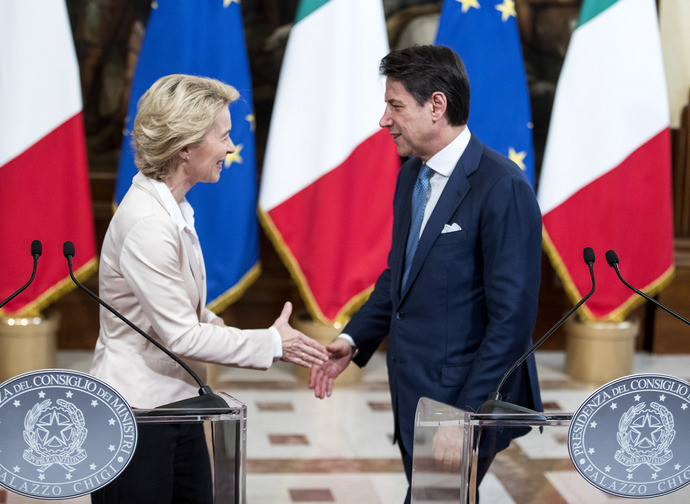 Il presidente della Commissione Europea Ursula Von der Leyen con il primo ministro italiano Conte