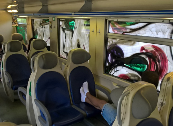 Un viaggiatore molesto su un treno Trenord