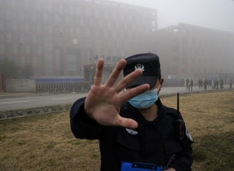 Fauci, il virus e il laboratorio di Wuhan: vietato sospettare