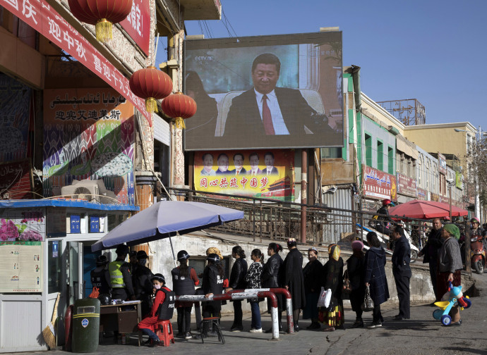 Maxi schermi e propaganda nello Xinjiang (AP)