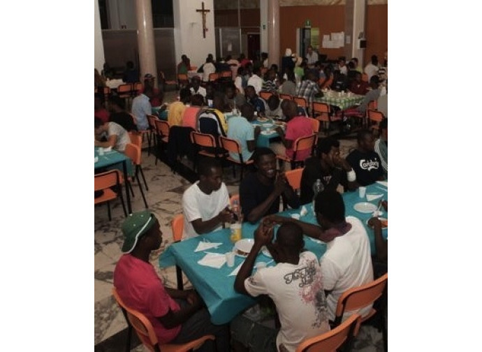 Una mensa della Caritas per gli immigrati Una mensa della Caritas per gli immigrati