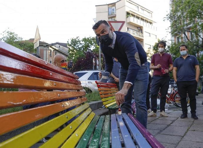 L'on. Zan dipinge panchine arcobaleno a Milano