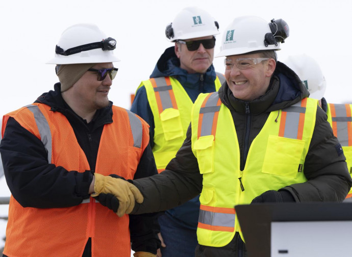 Lee Zeldin (a destra) in Alaska (La Presse) Lee Zeldin (a destra) in Alaska (La Presse)
