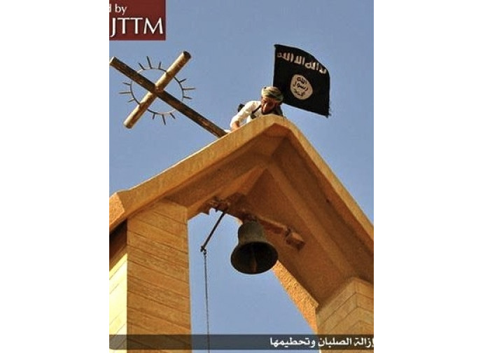 Bandiera dell'Isis su una chiesa di Mosul Bandiera dell'Isis su una chiesa di Mosul